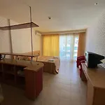 アパート Miramar Front Self Catering No Swim Pool Access *