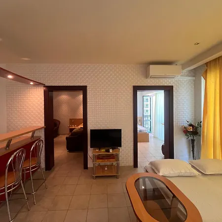 Miramar Front Self Catering No Swim Pool Access Apartman Napospart