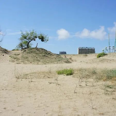 Miramar Front Self Catering No Swim Pool Access 阳光海滩