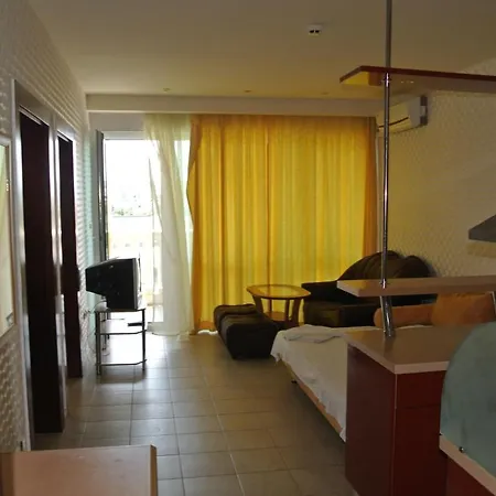 Miramar Front Self Catering No Swim Pool Access 阳光海滩