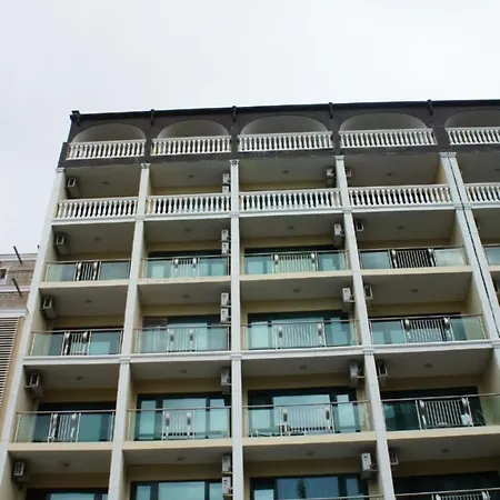 Miramar Front Self Catering No Swim Pool Access 公寓